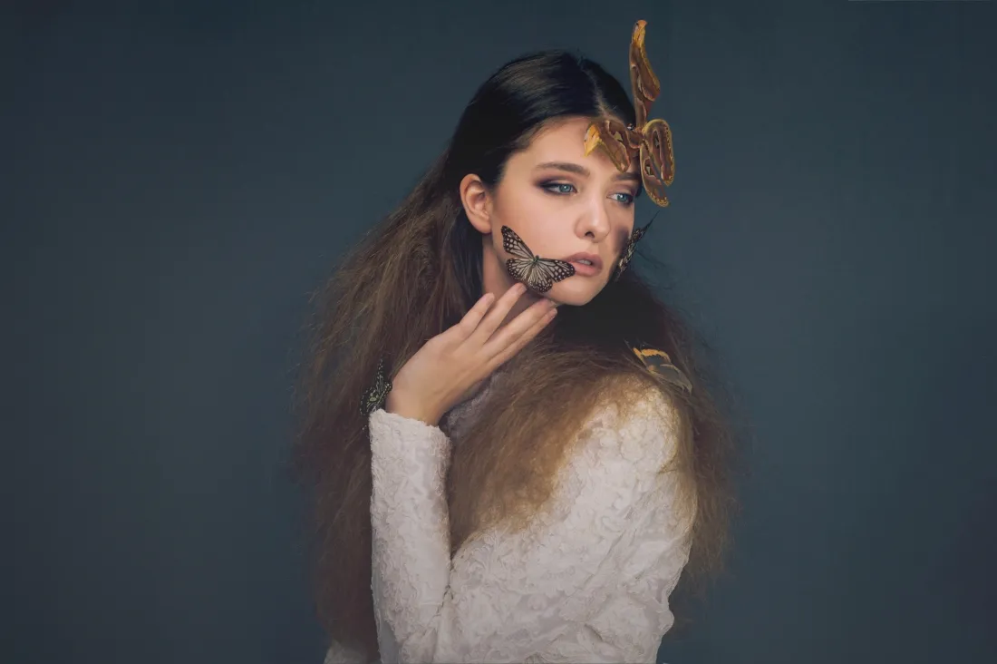 3k国外美女白衣蝴蝶装饰壁纸｜深色 - 优雅「哲风壁纸」