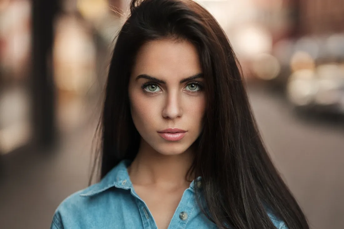 2k国外美女壁纸｜都市街拍背景 - 蓝色衬衫长发「哲风壁纸」