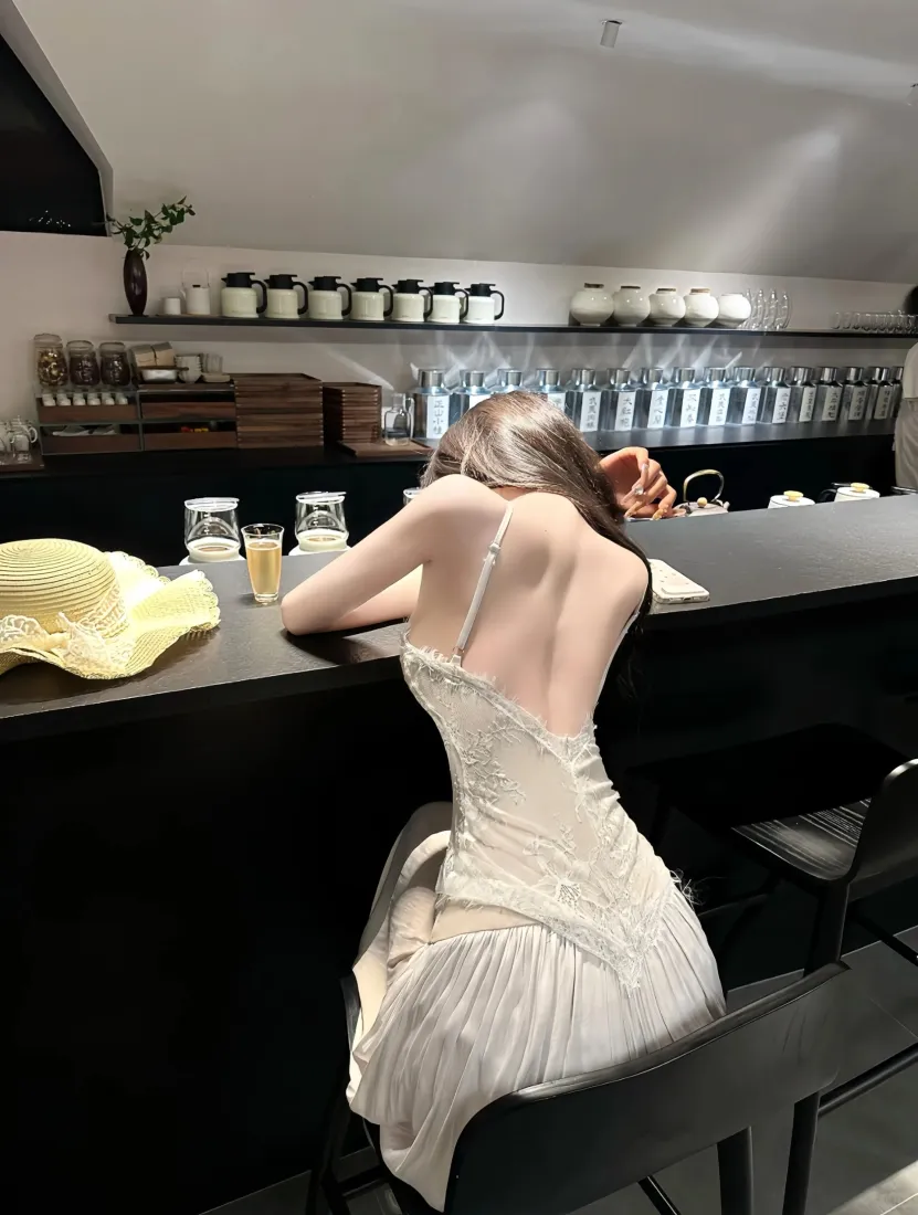 露背美女白裙手机壁纸｜吧台背景 - 迷人「哲风壁纸」