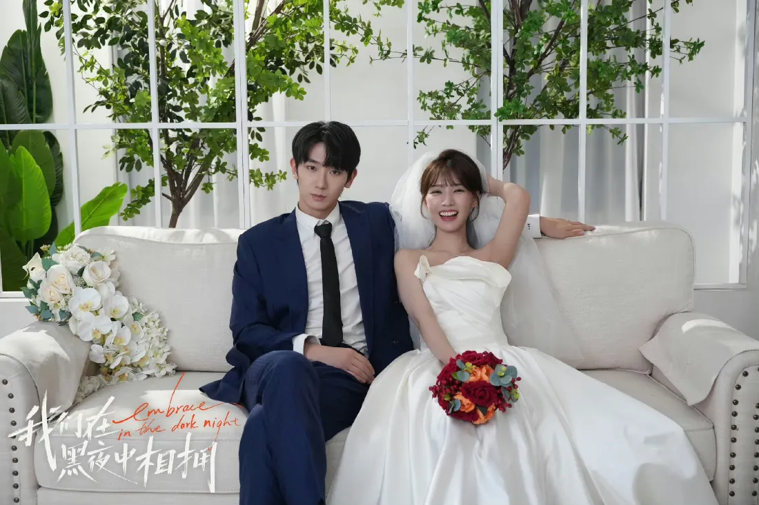 2k温兮徐哲青婚纱照壁纸｜白色沙发 - 我们在黑夜中相拥「哲风壁纸」