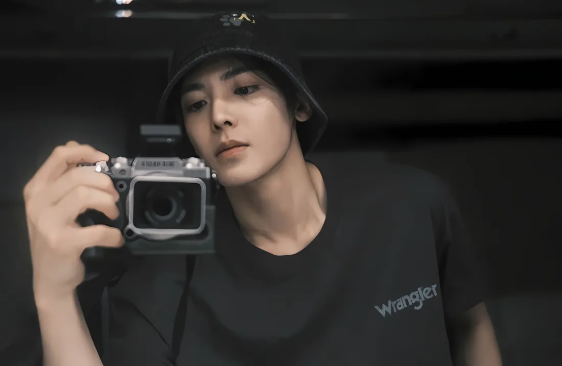 2k侯明昊相机壁纸｜暗色背景图片 - 帅哥自拍「哲风壁纸」