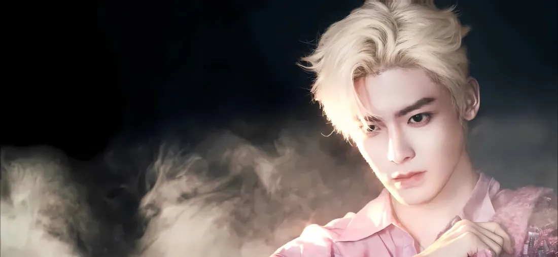 5k侯明昊金发壁纸｜粉色烟雾背景 - 迷人帅哥「哲风壁纸」