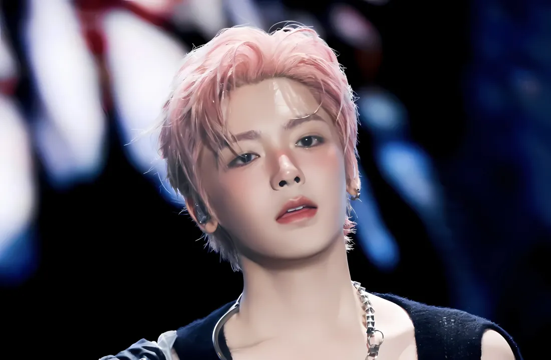 2k侯明昊粉发壁纸｜纯欲帅哥背景图 - 明星「哲风壁纸」