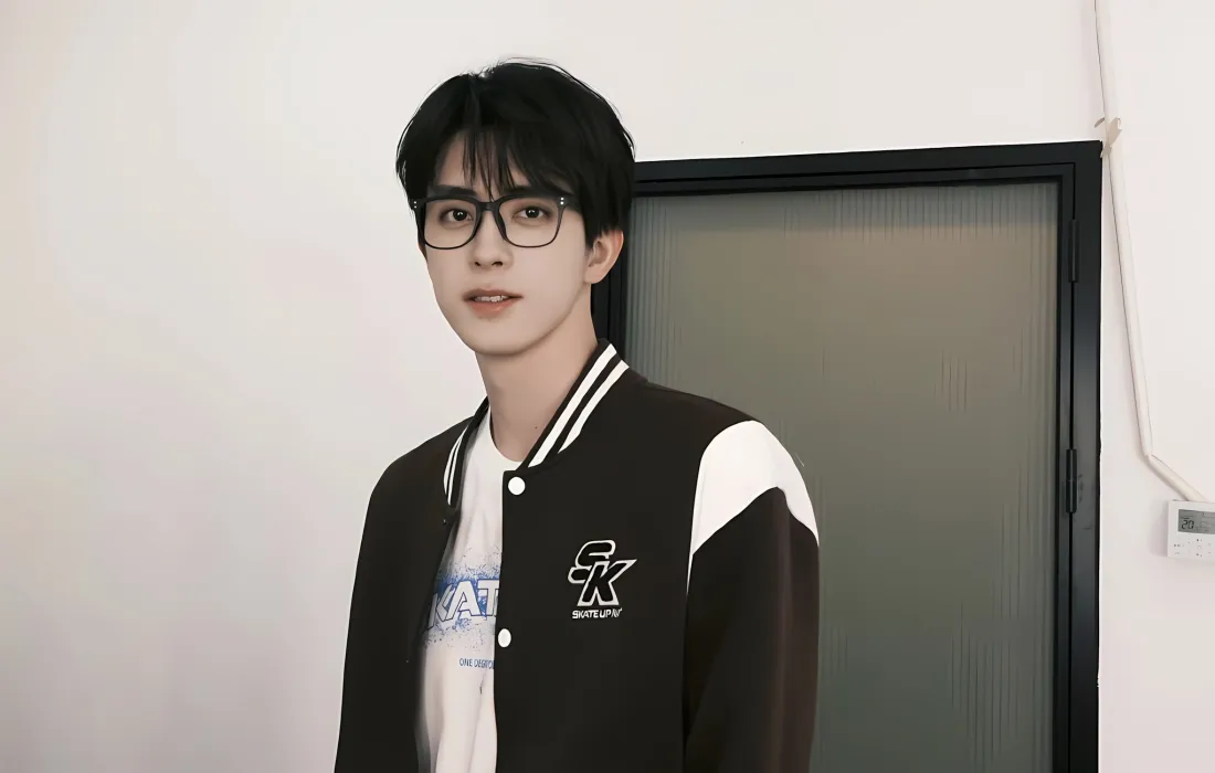 2k敖瑞鹏壁纸｜室内背景图片 - 眼镜帅哥「哲风壁纸」