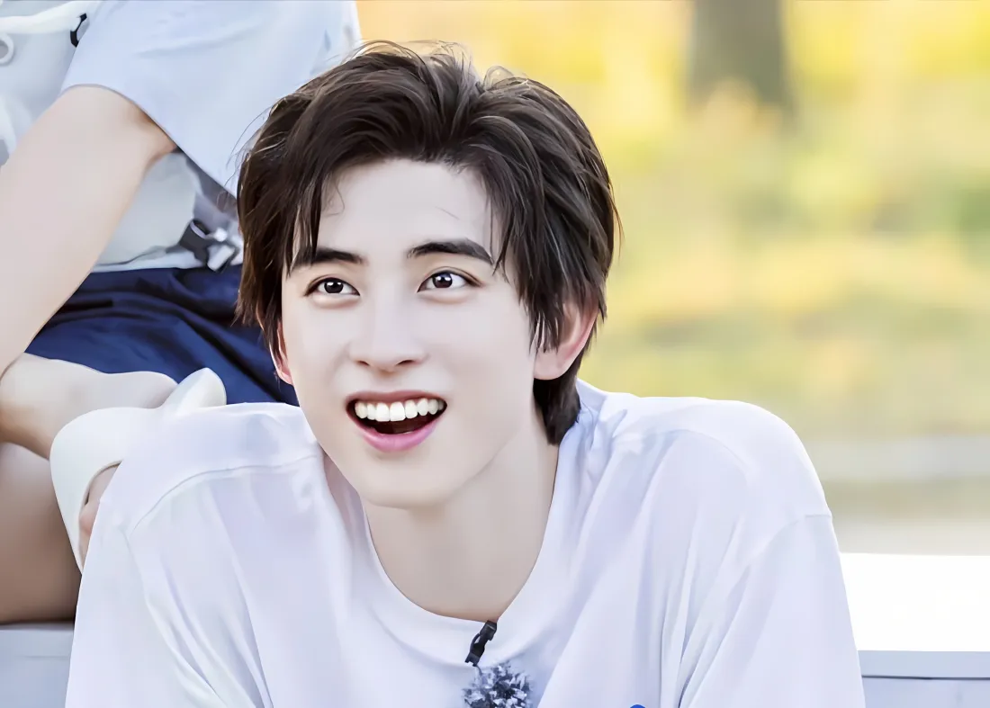 2k敖瑞鹏壁纸｜阳光户外背景 - 帅哥笑容「哲风壁纸」