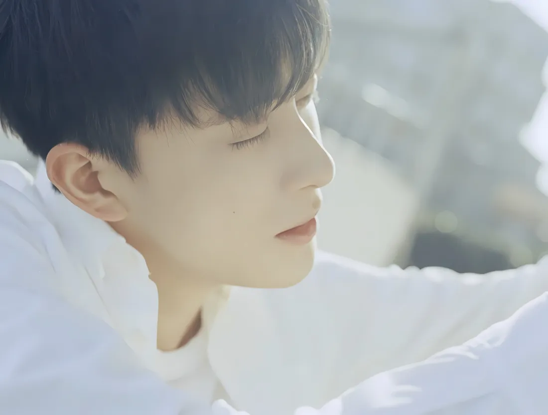 3k敖瑞鹏壁纸｜白衬衫背景图 - 阳光帅哥「哲风壁纸」