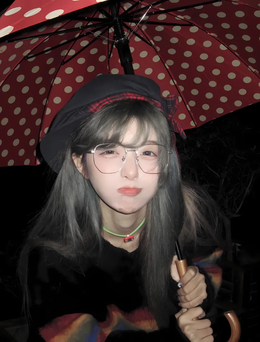 红伞灰发美女手机壁纸｜夜景 - 黑帽眼镜「哲风壁纸」