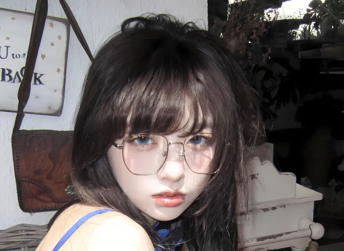 2k眼镜女生壁纸｜复古室内背景图片 - 阳光暖光「哲风壁纸」