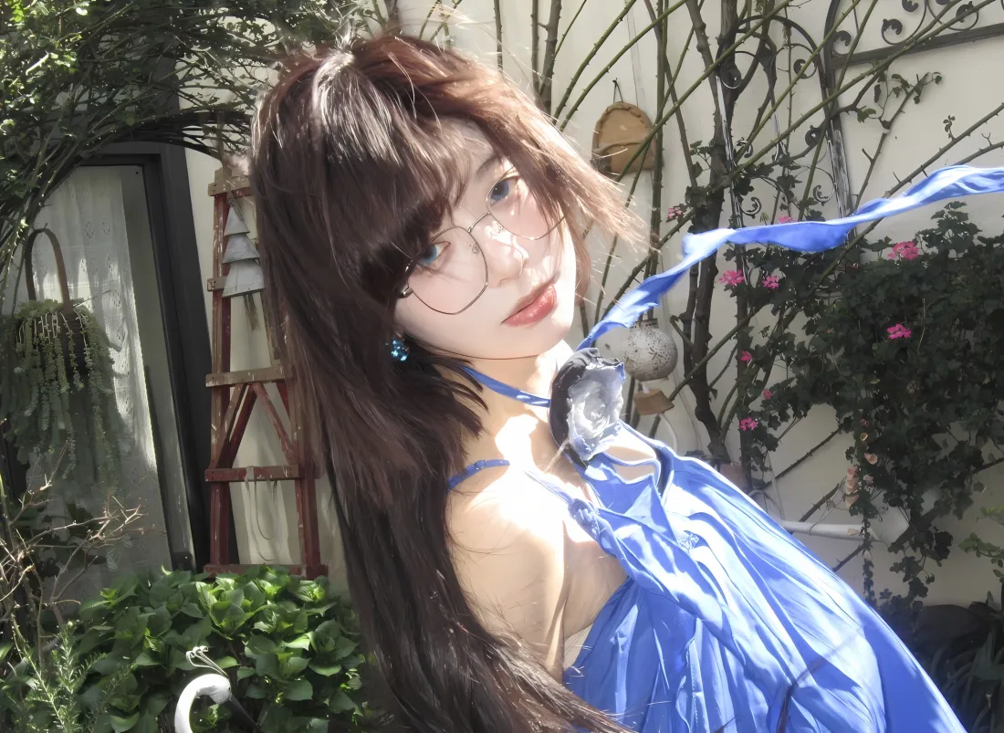 2k蓝裙少女壁纸｜绿植背景 - 飘带吊带裙「哲风壁纸」