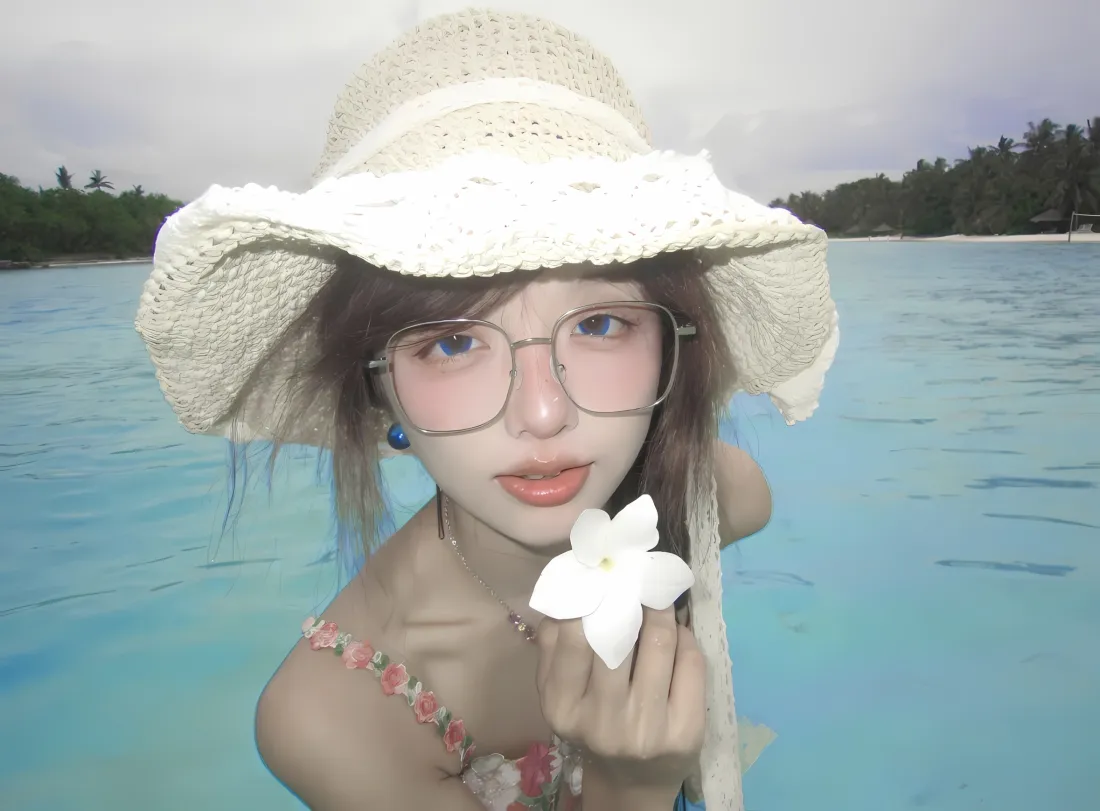 2k草帽女孩海边壁纸｜蓝海水 - 白花泳衣「哲风壁纸」