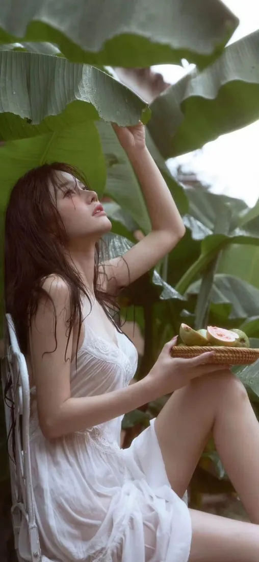 白衣美女手机壁纸｜芭蕉叶背景图片 - 夏日清新「哲风壁纸」