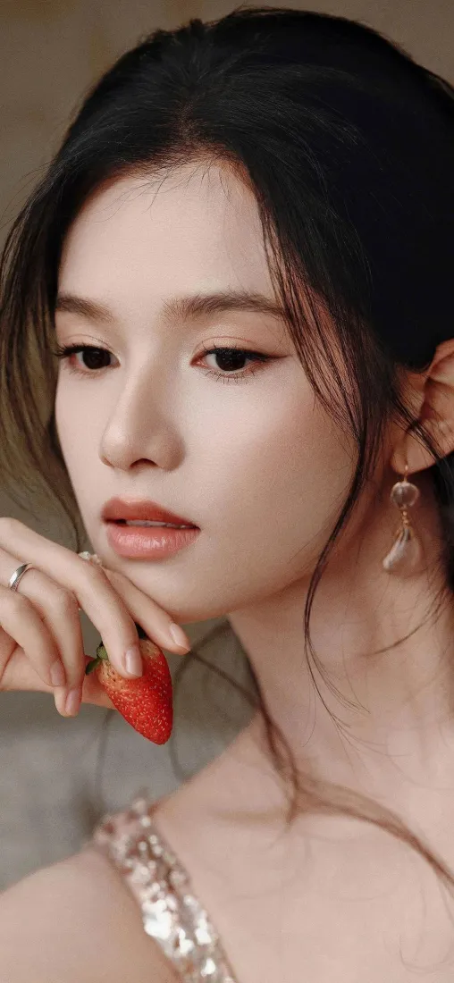 美女草莓手机壁纸｜亮片服饰背景 - 精致妆容「哲风壁纸」