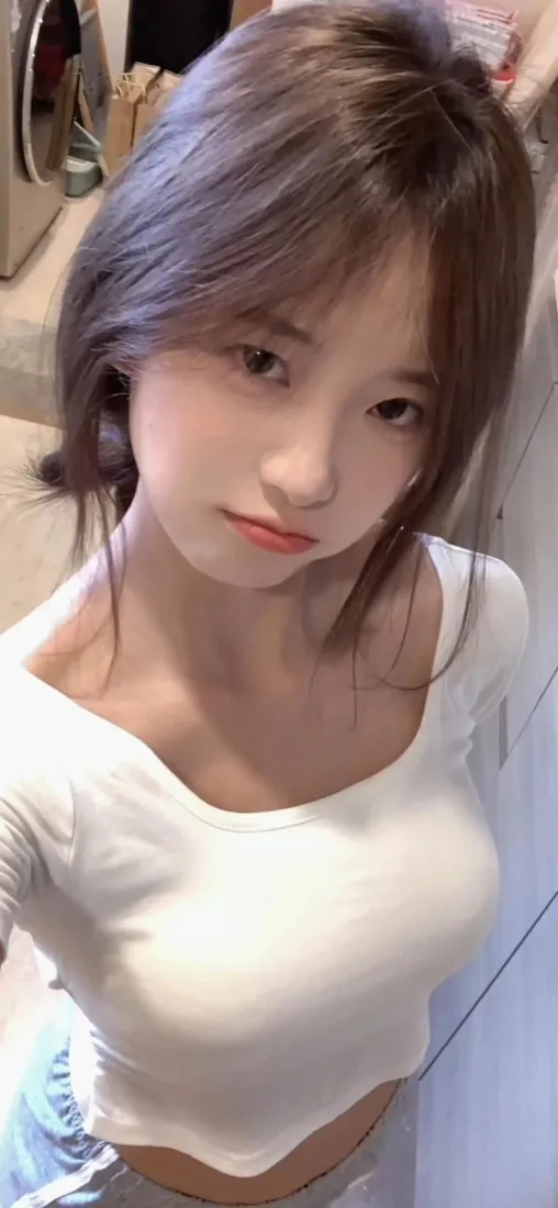 白衣美女手机壁纸｜室内清新背景 - 短款上衣「哲风壁纸」