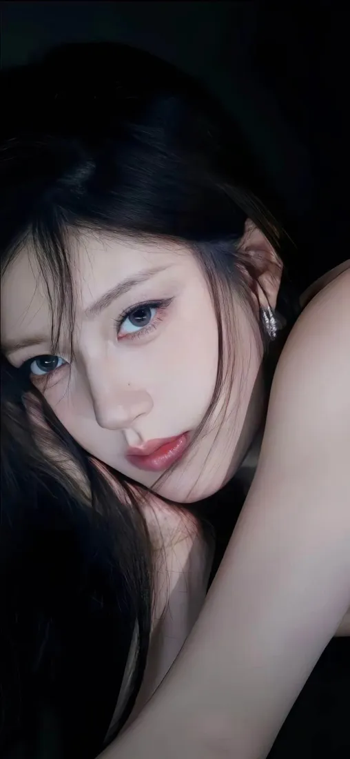 美女手机壁纸｜暗色背景 - 长发红唇「哲风壁纸」