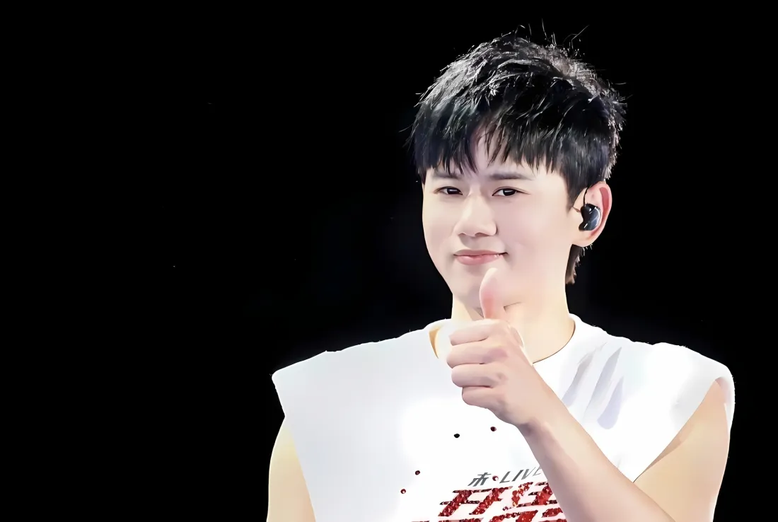 2k张杰壁纸｜黑色背景图片 - 白色上衣「哲风壁纸」