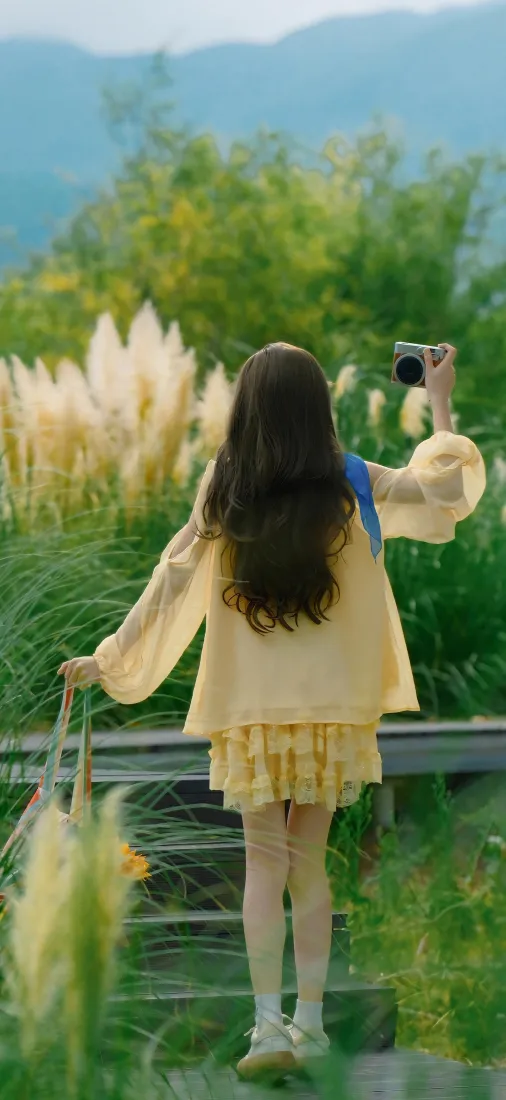 黄衣女孩手机壁纸｜户外自然背景 - 2K「哲风壁纸」