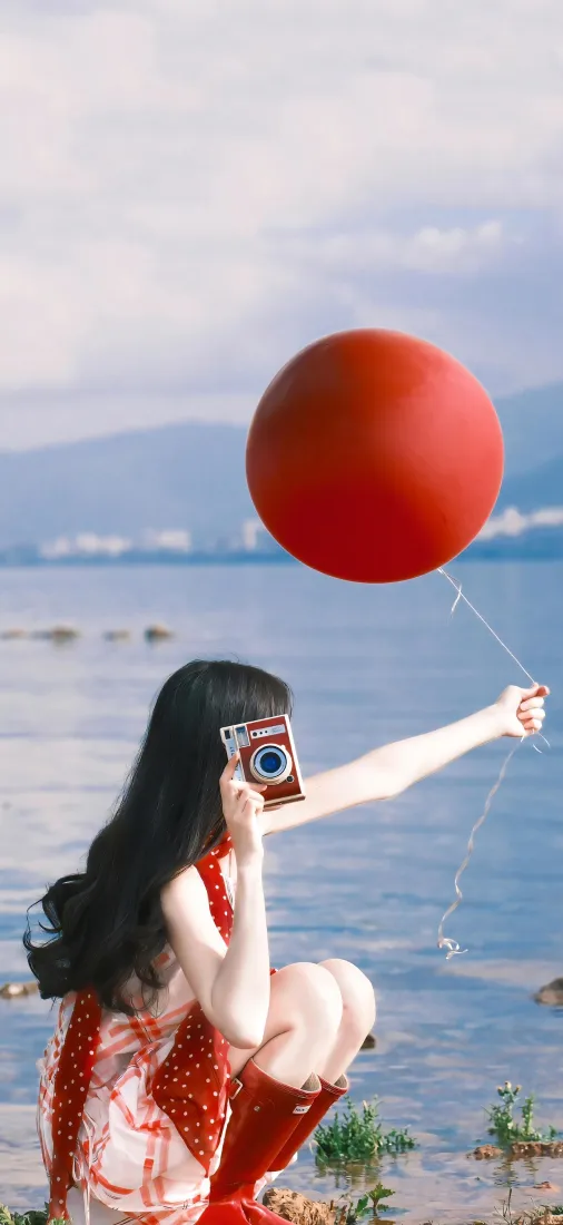 红衣美女手机壁纸｜海边背景图片 - 红气球相机「哲风壁纸」