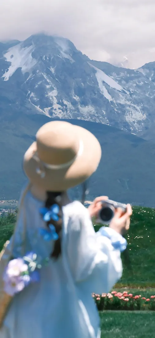 草帽女生手机壁纸｜雪山花海背景 - 4K户外「哲风壁纸」