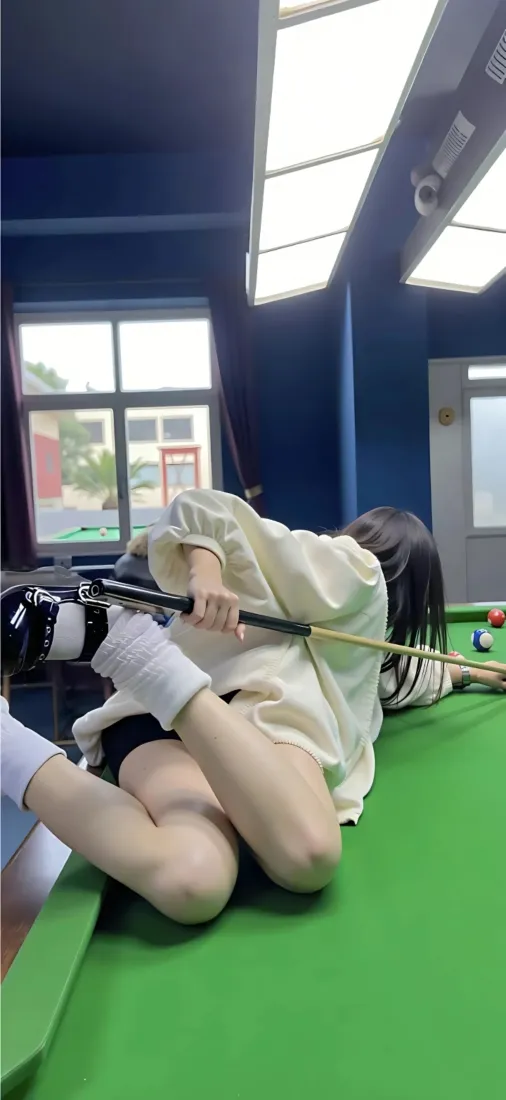 白衣女生台球桌手机壁纸｜台球室背景图片 - 4K「哲风壁纸」