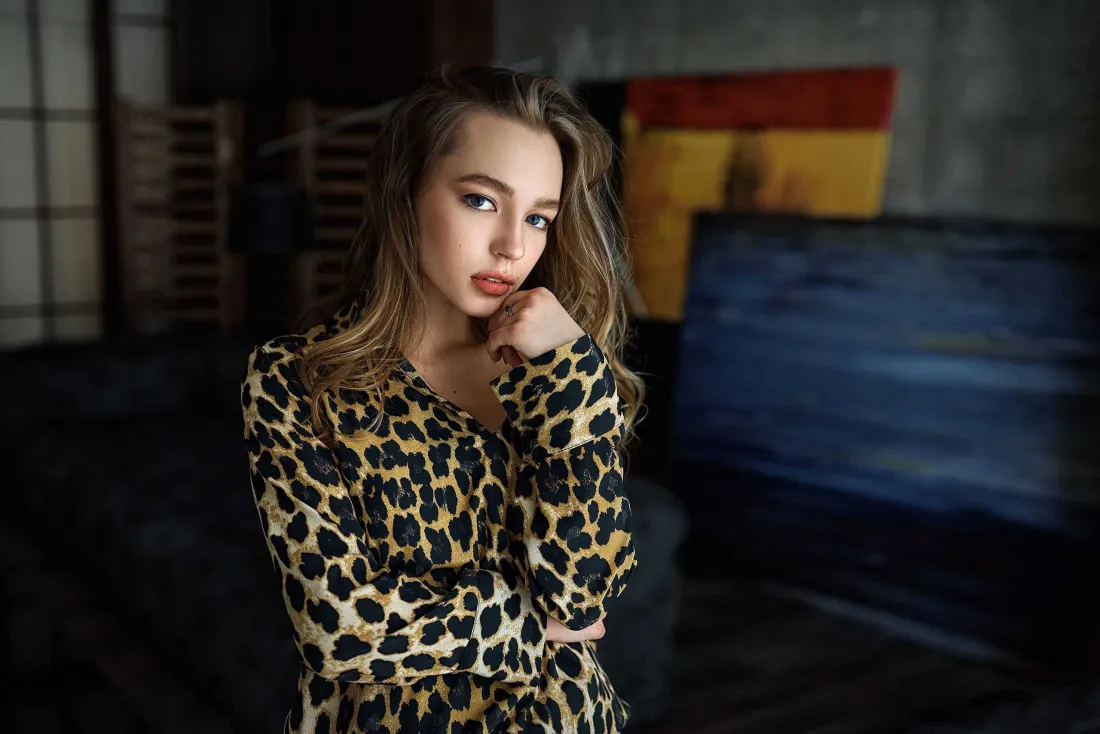 3k豹纹美女壁纸｜室内背景图片 - 2K「哲风壁纸」