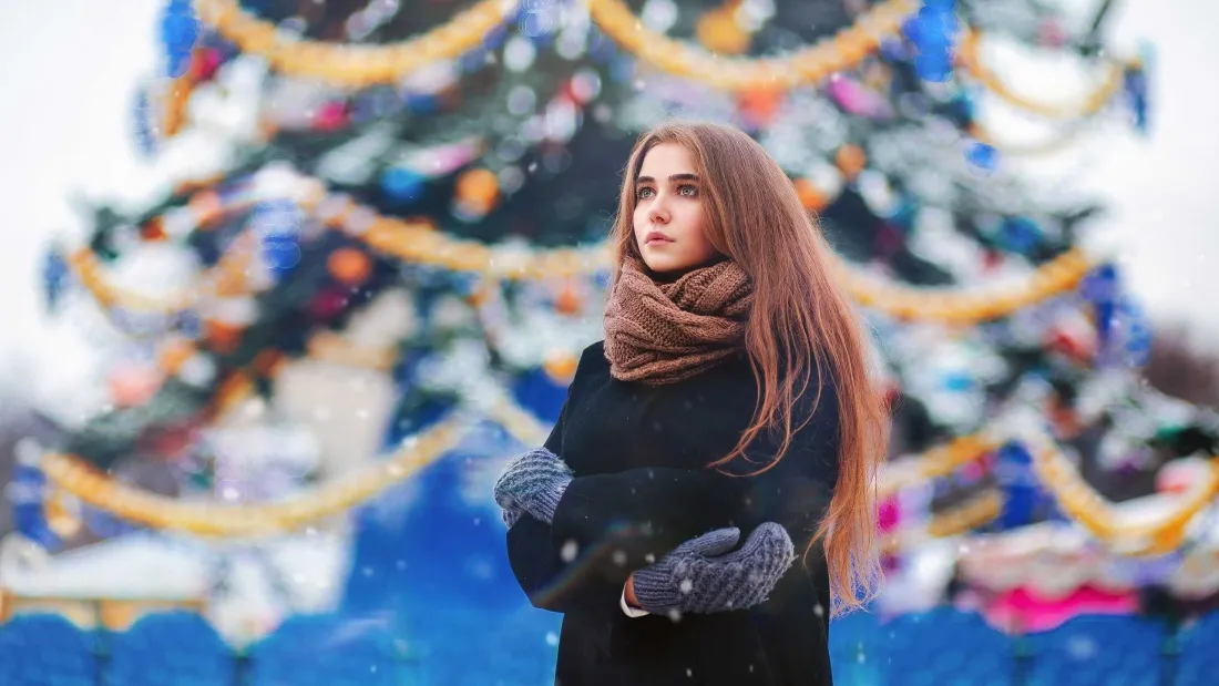 3k长发美女圣诞树壁纸｜冬日装饰背景 - 2K「哲风壁纸」