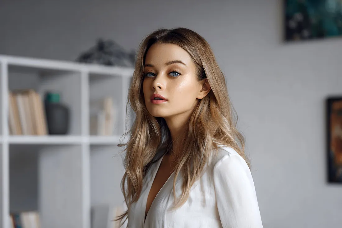 2k白衣美女壁纸｜室内背景 - 2K「哲风壁纸」