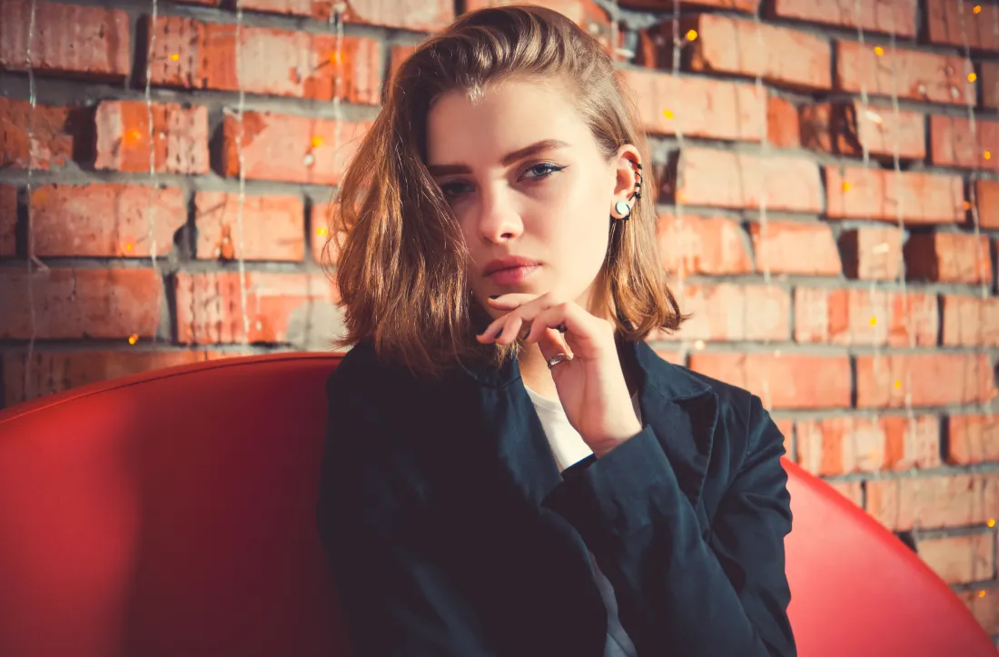 5k欧美短发美女壁纸｜红砖墙 - 黑色西装 2K「哲风壁纸」