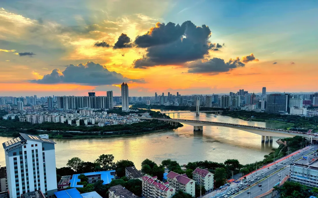 4k城市黄昏壁纸｜河流高楼背景 - 城市风光「哲风壁纸」