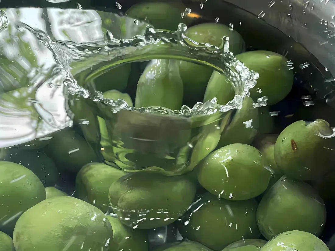 2k青枣水滴壁纸｜绿色果实背景图片 - 水花「哲风壁纸」