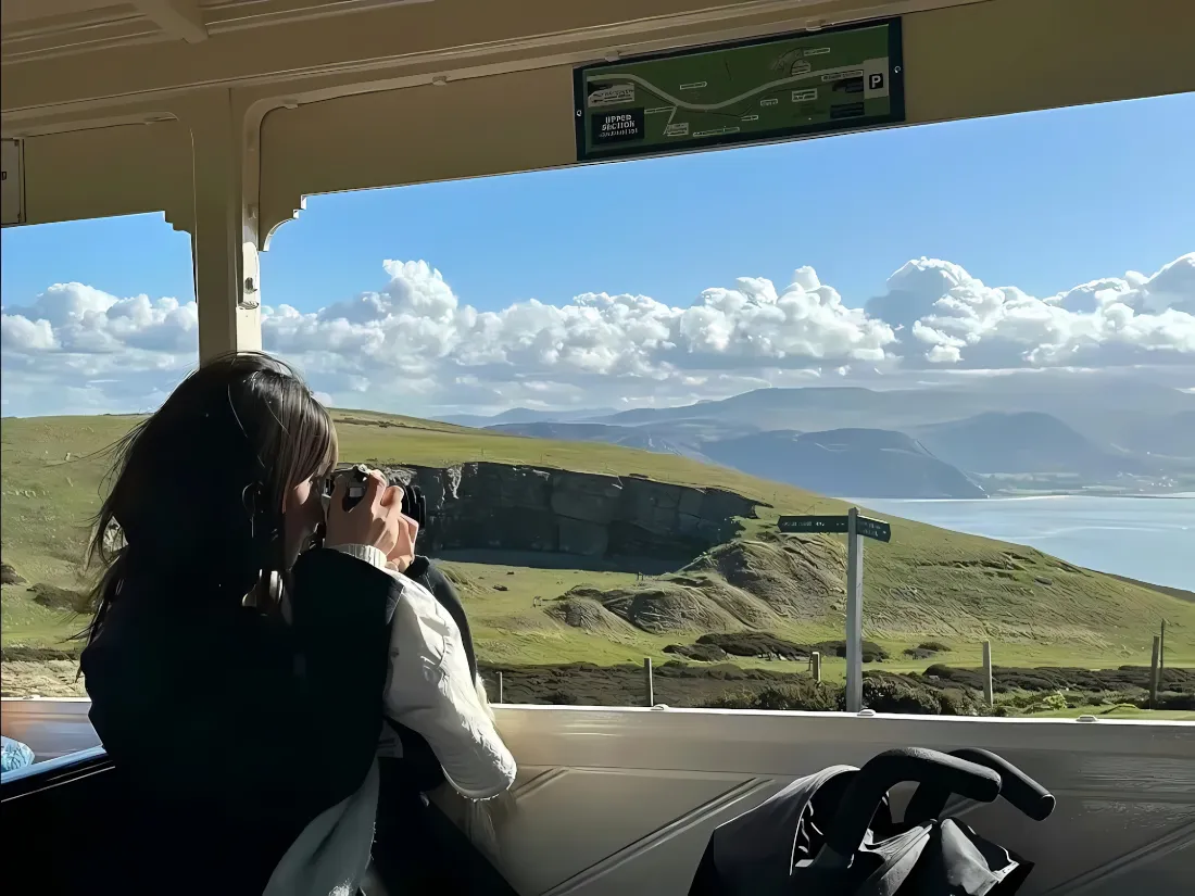 2k火车观光壁纸｜蓝天湖山风景 - ins风拍照「哲风壁纸」