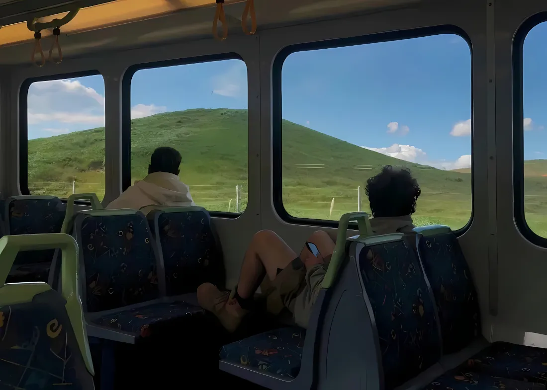 2k电车旅途壁纸｜蓝天草地山丘 - 乘客「哲风壁纸」