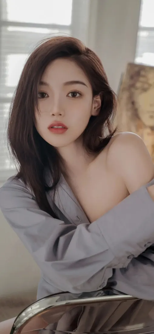灰色衬衫美女手机壁纸｜室内背景 - 红唇气质「哲风壁纸」