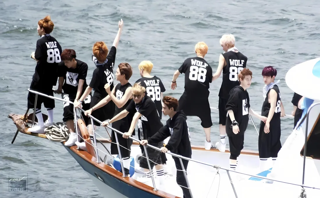 2kEXO早期合照壁纸｜帆船海洋 - 黑色队服「哲风壁纸」