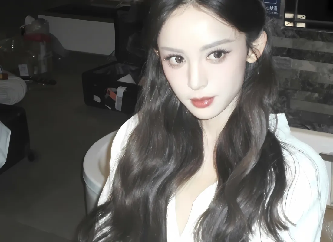 2k古丽娜扎壁纸｜室内 - 白衣长发红唇「哲风壁纸」