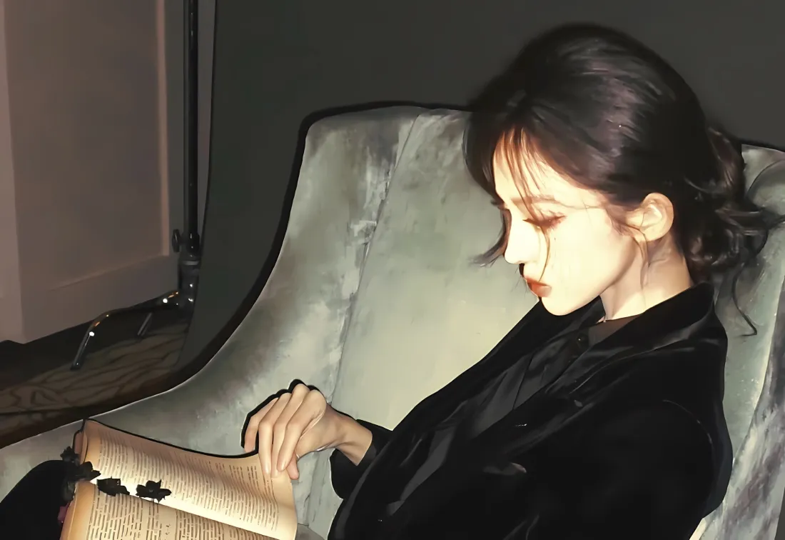 2k古丽娜扎复古壁纸｜看书黑衣美女「哲风壁纸」