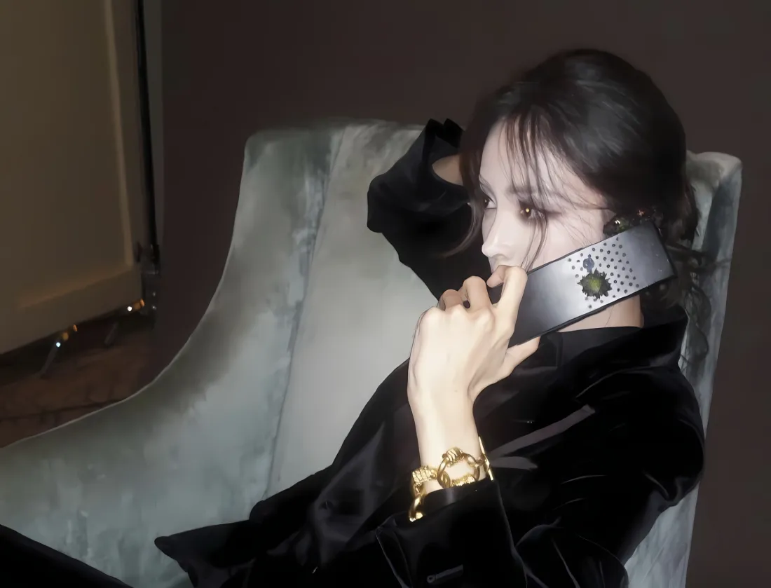 2k古丽娜扎壁纸｜黑衣时尚坐姿 - 魅力「哲风壁纸」