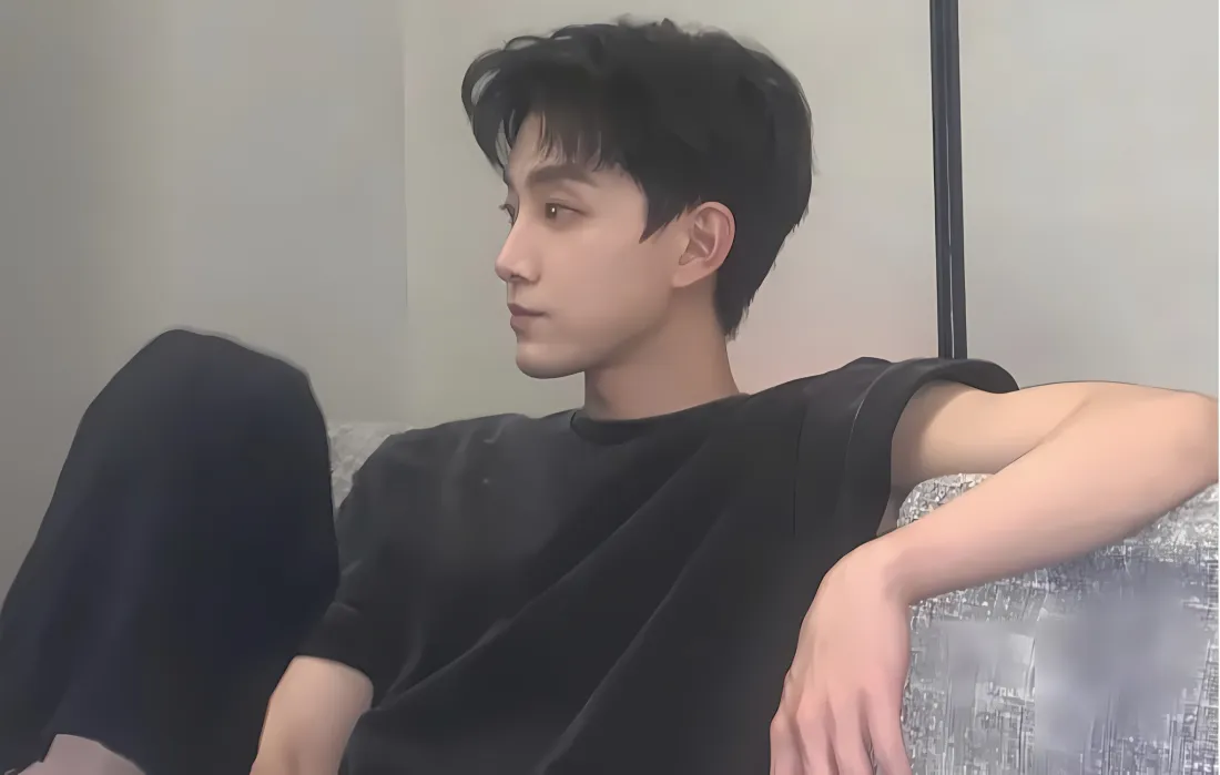 2k范世琦壁纸｜简约背景 - 黑色上衣「哲风壁纸」