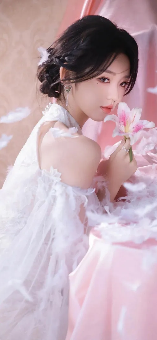 白衣美女手机壁纸｜粉羽背景 - 清新优雅「哲风壁纸」