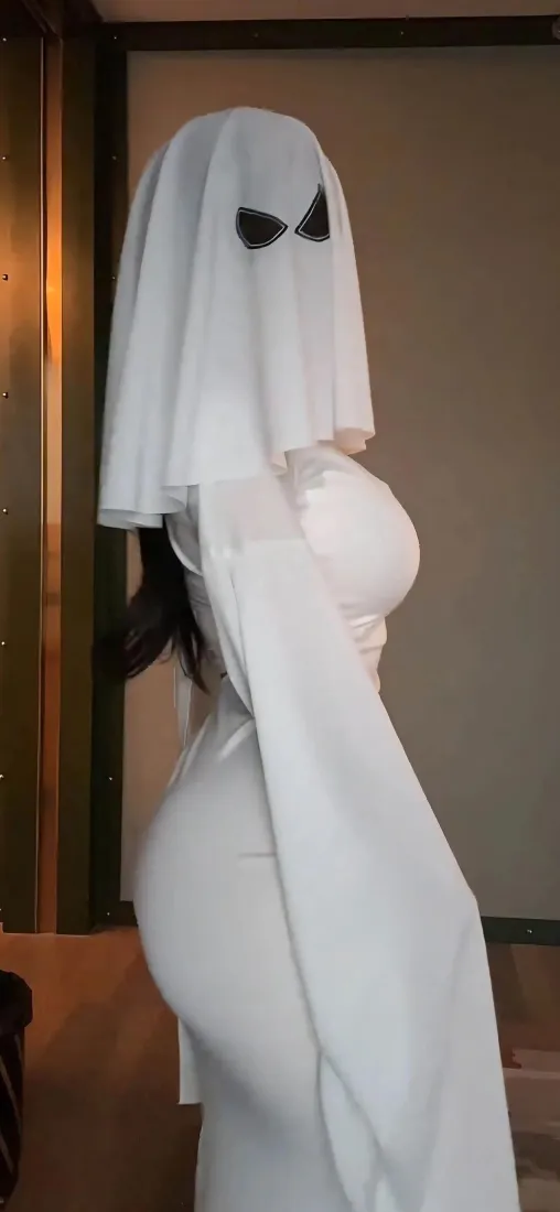 白衣幽灵装美女手机壁纸｜室内背景 - 紧身裙「哲风壁纸」