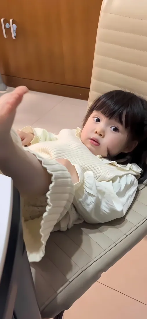 曾婉之萌娃手机壁纸｜室内童装背景 - 可爱「哲风壁纸」