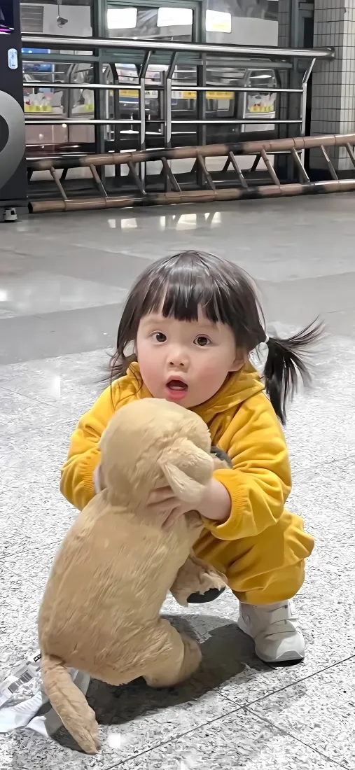 曾婉之公仔手机壁纸｜黄色萌娃抱公仔 - 可爱「哲风壁纸」