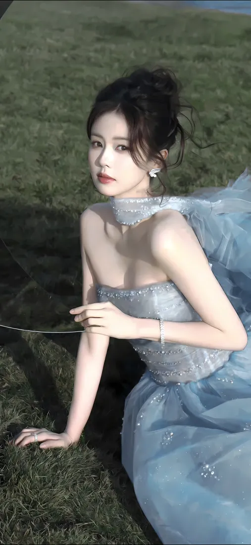 白鹿礼服手机壁纸｜草地背景 - 优雅写真「哲风壁纸」