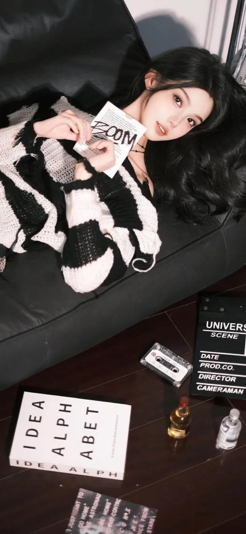 美女手机手机壁纸｜室内沙发背景 - 黑白条纹「哲风壁纸」