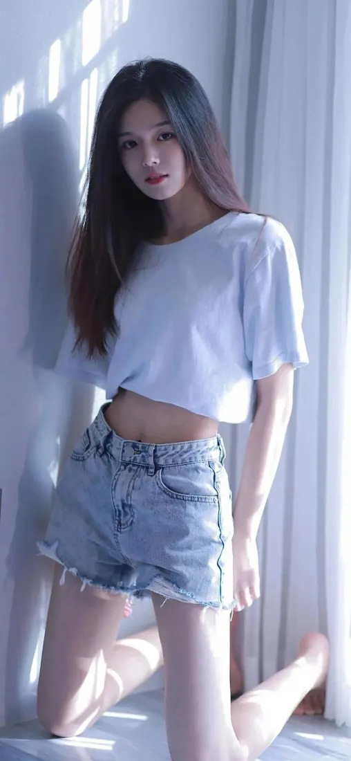 美女手机壁纸｜室内窗边背景 - 白色上衣牛仔短裤「哲风壁纸」