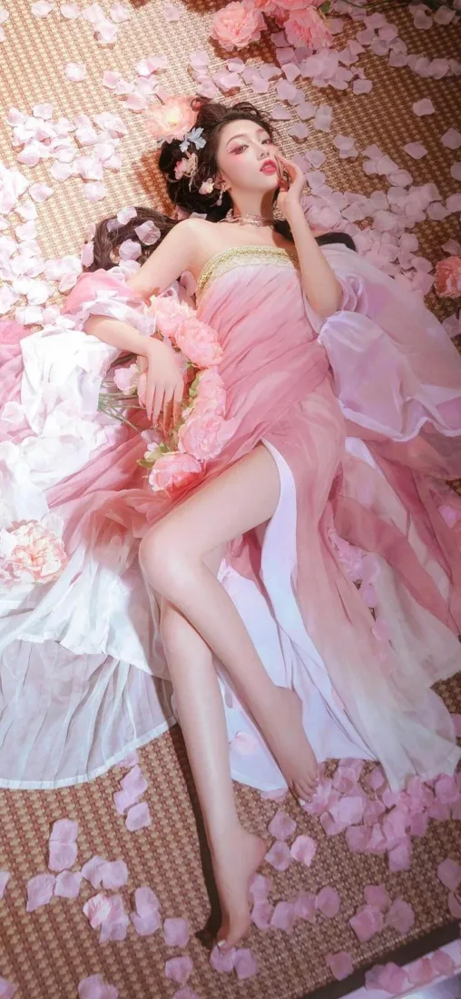 古风美女手机壁纸｜粉色古装花瓣背景 - 躺姿「哲风壁纸」