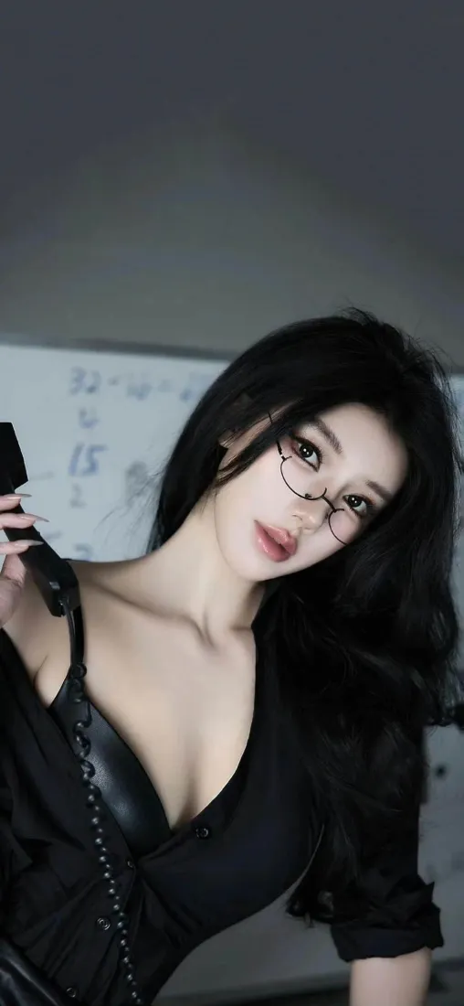 黑衣眼镜美女手机壁纸｜室内 - 手机壁纸「哲风壁纸」