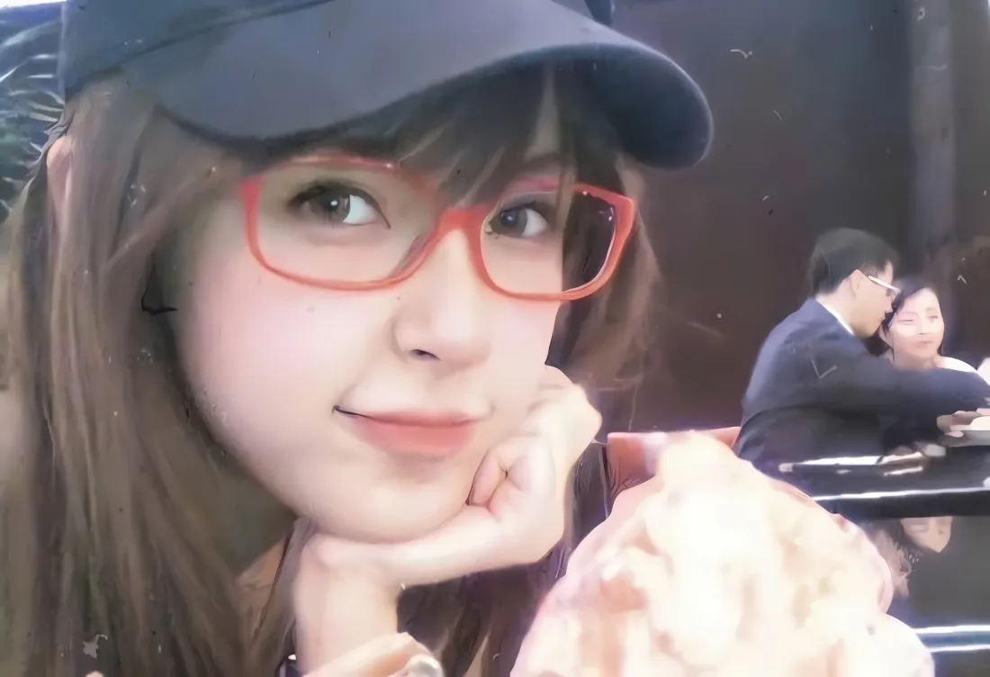 2k杨颖早期壁纸｜户外背景 - 鸭舌帽红眼镜「哲风壁纸」