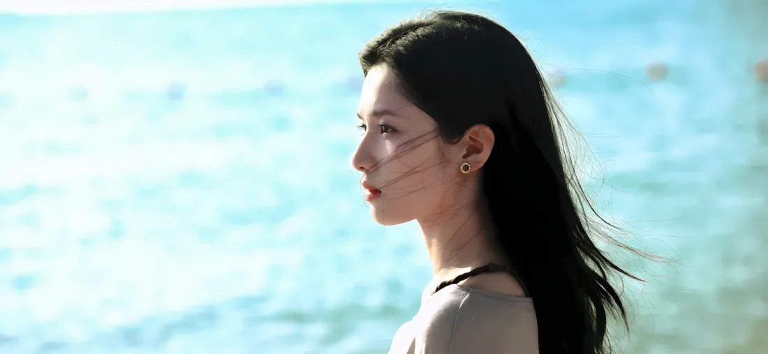 5k张婧仪海边壁纸｜蓝色海水 - 海风侧脸「哲风壁纸」