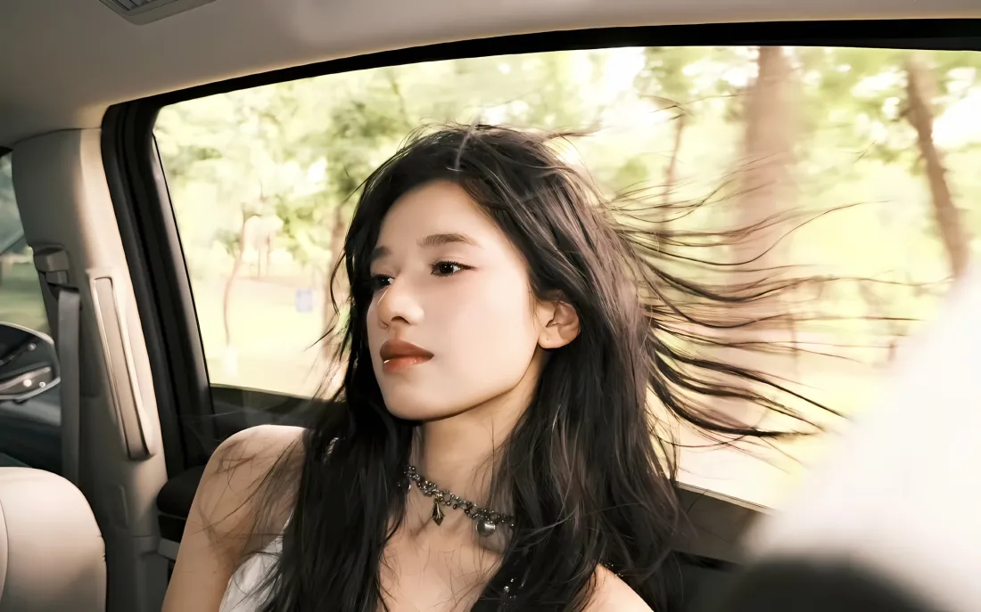 2k张婧仪车内壁纸｜清新背景图片 - 头发飞扬「哲风壁纸」