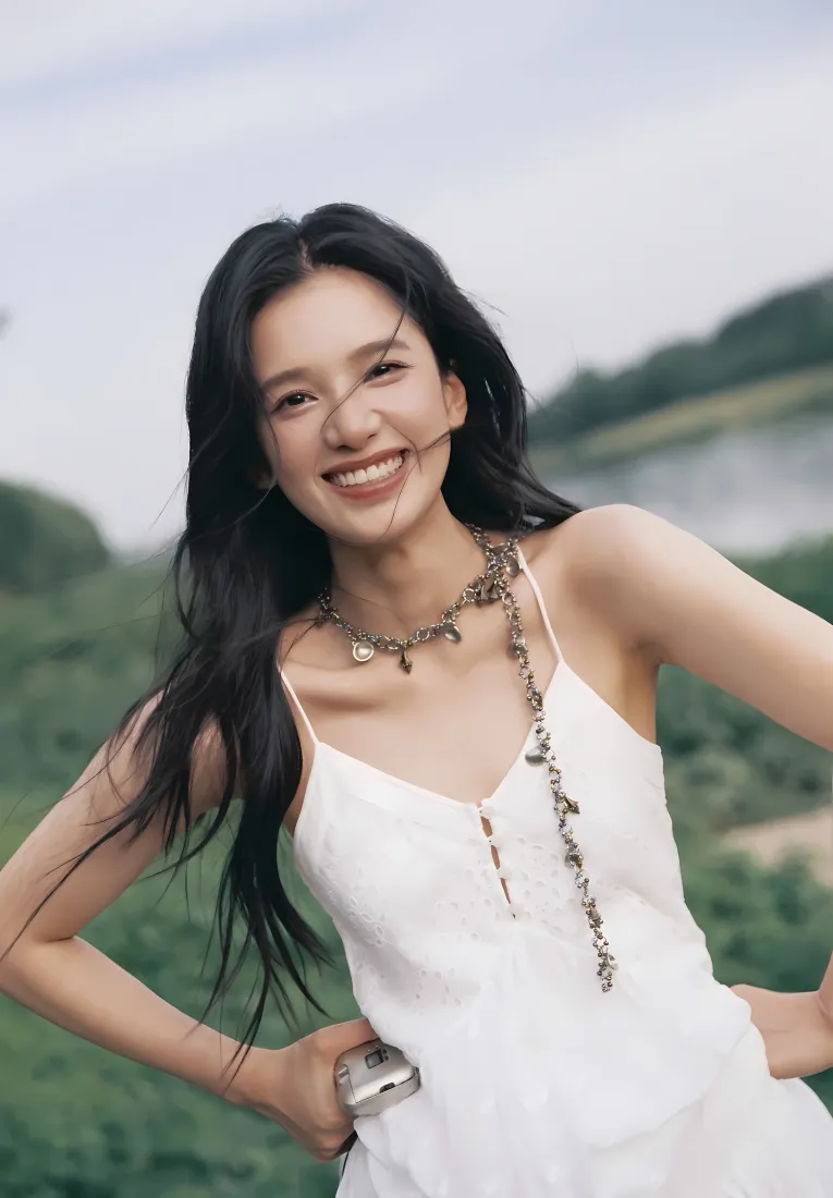 张婧仪手机壁纸｜草地背景图片 - 白色吊带裙「哲风壁纸」